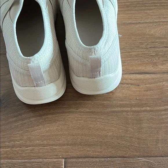 Size 9.5 Bzees Cream Flats Comfortable Slip-On Tan - Picture 6 of 8